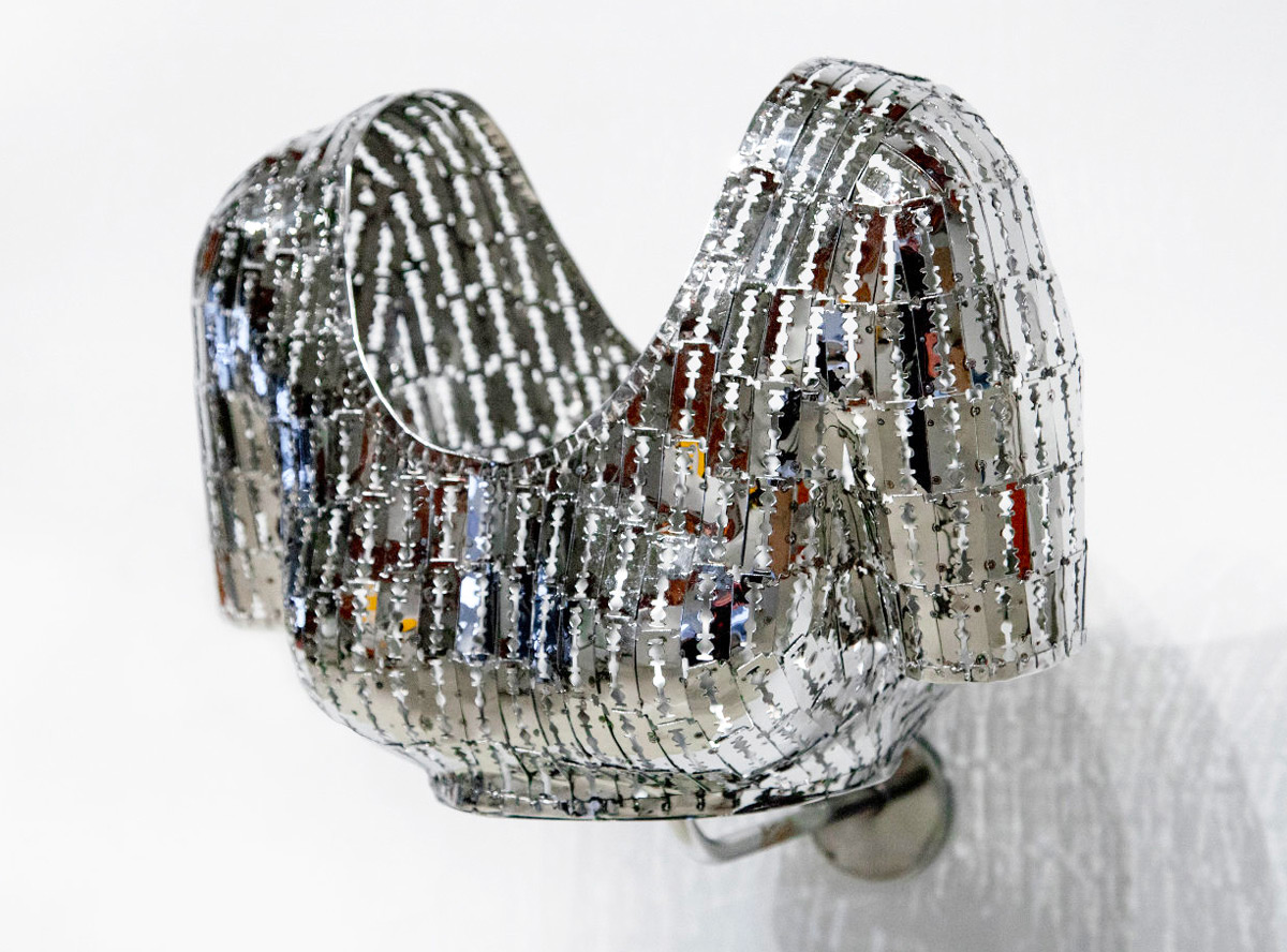 Les sculptures en lames de rasoir de Tayeba Begum Lipi Les sculptures en lames de rasoir de Tayeba Begum Lipi 11 bustier Les-sculptures-en-lames-de-rasoir-de-Tayeba-Begum-Lipi-11-bustier