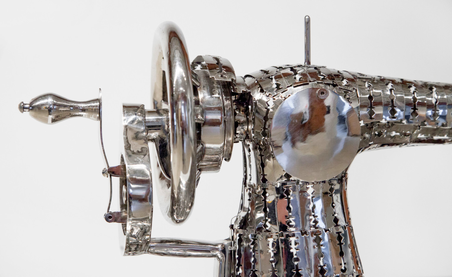 Les sculptures en lames de rasoir de Tayeba Begum Lipi Les sculptures en lames de rasoir de Tayeba Begum Lipi 2 machine a coudre Les-sculptures-en-lames-de-rasoir-de-Tayeba-Begum-Lipi-2-machine-a-coudre