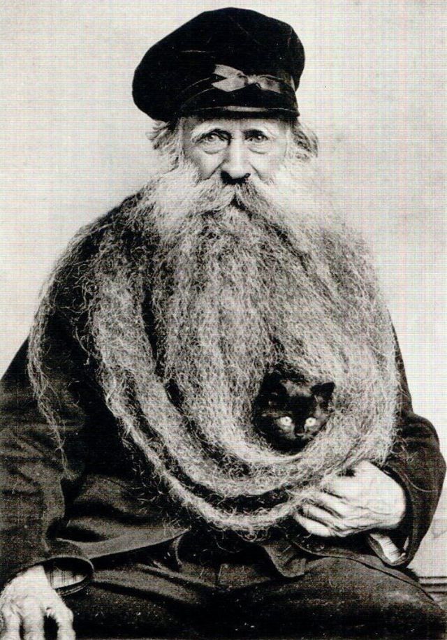 Louis Coulon et sa barbe de 3.30 mètres, vrai nid à chats et à oiseaux Louis Coulon et sa barbe de 3 30 metres vrai nid a chats et a oiseaux 3 Louis-Coulon-et-sa-barbe-de-3-30-metres-vrai-nid-a-chats-et-a-oiseaux-3