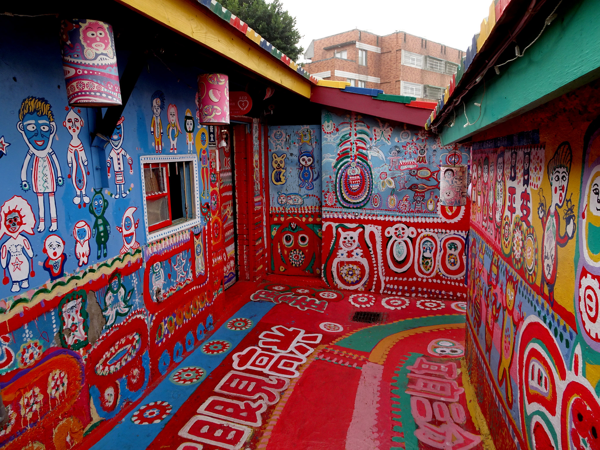 Le village arc-en-ciel de Taiwan entièrement peint à la main par Huang Yung-Fu Le village arc en ciel de Taiwan entierement peint a la main par Huang Yung Fu 5 Le-village-arc-en-ciel-de-Taiwan-entierement-peint-a-la-main-par-Huang-Yung-Fu-5