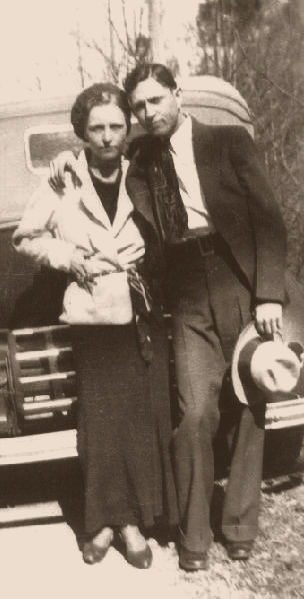 De vraies photos de Bonnie Parker et Clyde Barrow prises par W. D. Jones De vraies photos de Bonnie Parker et Clyde Barrow prises par W D Jones bonnie et clyde 1 De-vraies-photos-de-Bonnie-Parker-et-Clyde-Barrow-prises-par-W-D-Jones-bonnie-et-clyde-1