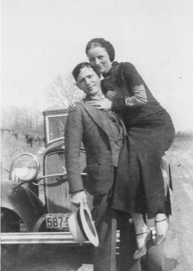 De vraies photos de Bonnie Parker et Clyde Barrow prises par W. D. Jones De vraies photos de Bonnie Parker et Clyde Barrow prises par W D Jones bonnie et clyde 3 De-vraies-photos-de-Bonnie-Parker-et-Clyde-Barrow-prises-par-W-D-Jones-bonnie-et-clyde-3