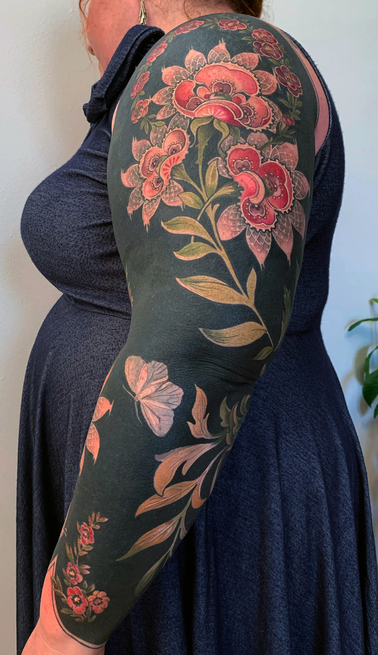 Les tatouages de papillons et de fleurs sur fond noir par Esther Garcia Les tatouages de papillons et de fleurs sur fond noir par Esther Garcia 9 Les-tatouages-de-papillons-et-de-fleurs-sur-fond-noir-par-Esther-Garcia-9