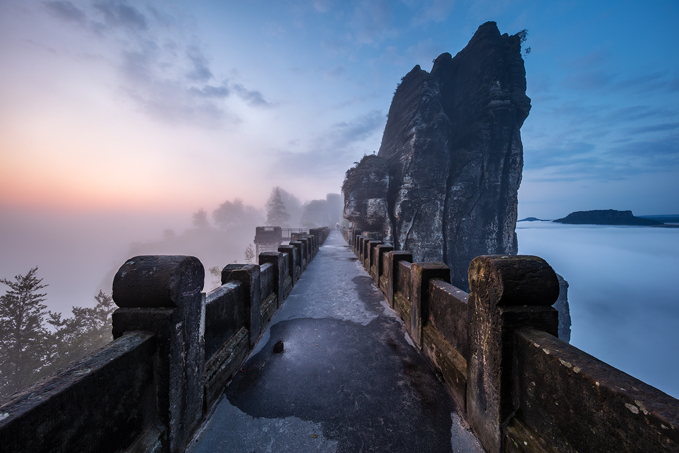 Summer Morning - lever de soleil sur le massif gréseux de l'Elbe par Martin Rak Summer Morning lever de soleil sur le massif greseux de l Elbe par Martin Rak 1 Summer-Morning-lever-de-soleil-sur-le-massif-greseux-de-l-Elbe-par-Martin-Rak-1