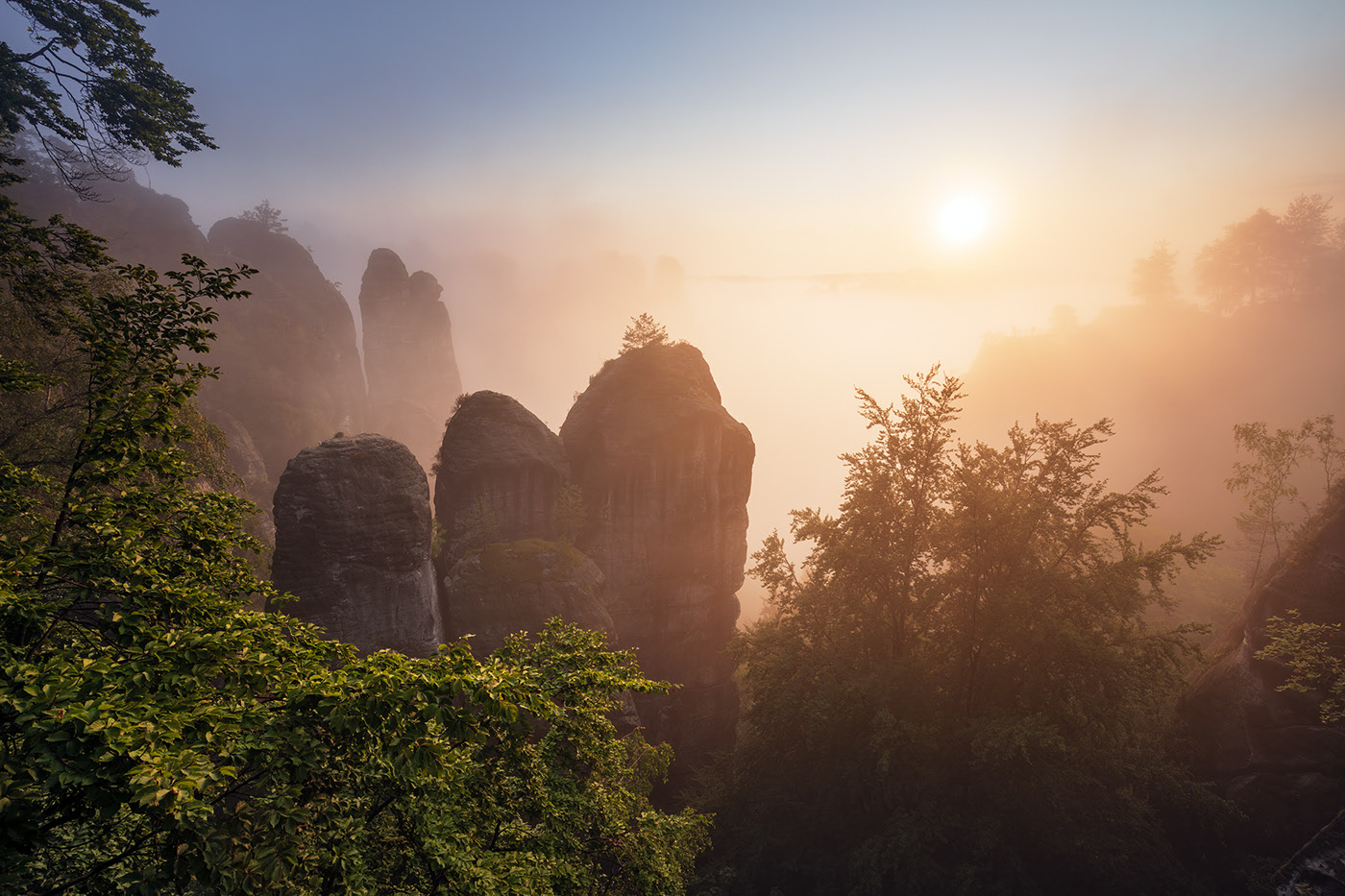 Summer Morning - lever de soleil sur le massif gréseux de l'Elbe par Martin Rak Summer Morning lever de soleil sur le massif greseux de l Elbe par Martin Rak 3 Summer-Morning-lever-de-soleil-sur-le-massif-greseux-de-l-Elbe-par-Martin-Rak-3