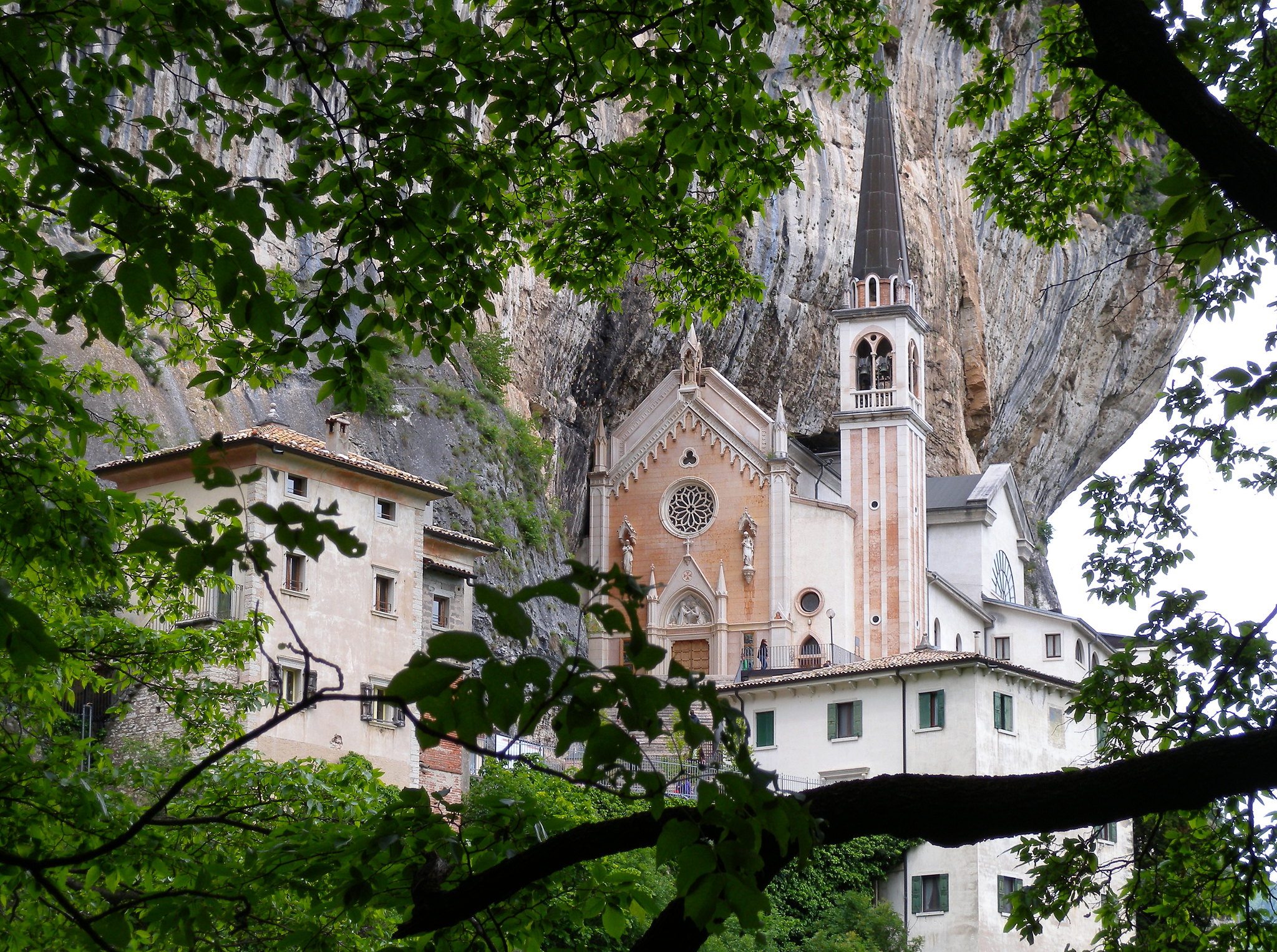 Santuario Madonna della Corona - une basilique accrochée à la falaise Santuario Madonna della Corona une basilique accrochee a la falaise 2 Santuario-Madonna-della-Corona-une-basilique-accrochee-a-la-falaise-2