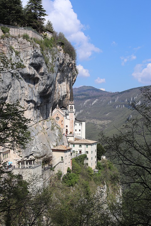 Santuario Madonna della Corona - une basilique accrochée à la falaise Santuario Madonna della Corona une basilique accrochee a la falaise 4 Santuario-Madonna-della-Corona-une-basilique-accrochee-a-la-falaise-4