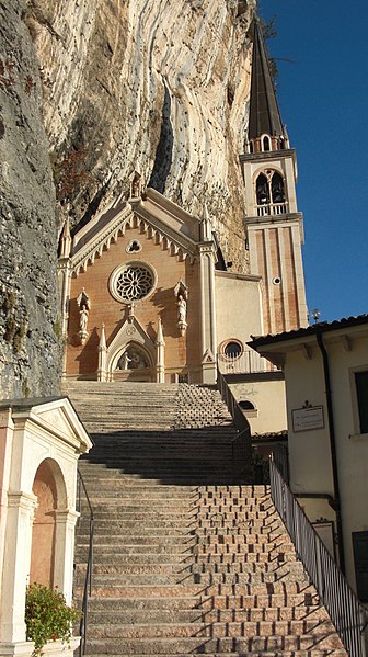 Santuario Madonna della Corona - une basilique accrochée à la falaise Santuario Madonna della Corona une basilique accrochee a la falaise 5 Santuario-Madonna-della-Corona-une-basilique-accrochee-a-la-falaise-5