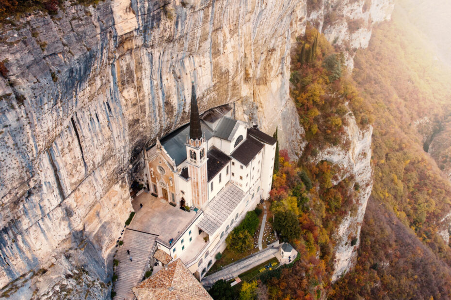 Santuario Madonna della Corona, le sanctuaire accroché à la falaise en Italie Santuario Madonna della Corona une basilique accrochee a la falaise 6 Santuario Madonna della Corona une basilique accrochee a la falaise 6