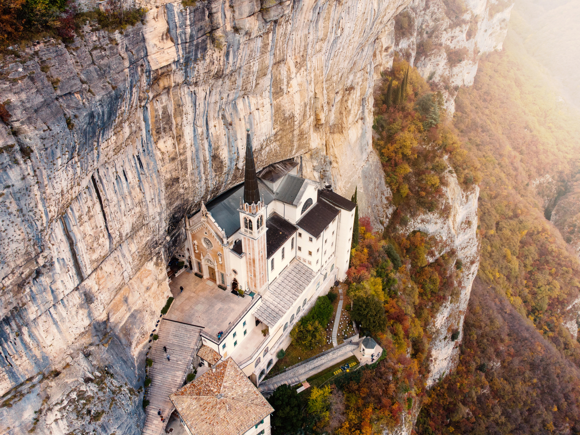 Santuario Madonna della Corona une basilique accrochee a la falaise 6 Santuario Madonna della Corona accroché à la falaise