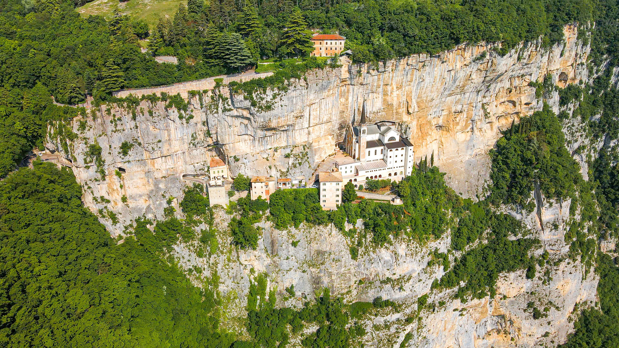 Santuario Madonna della Corona une basilique accrochee a la falaise 7 Basilique Madonna della Corona dans la roche du Monte Baldo