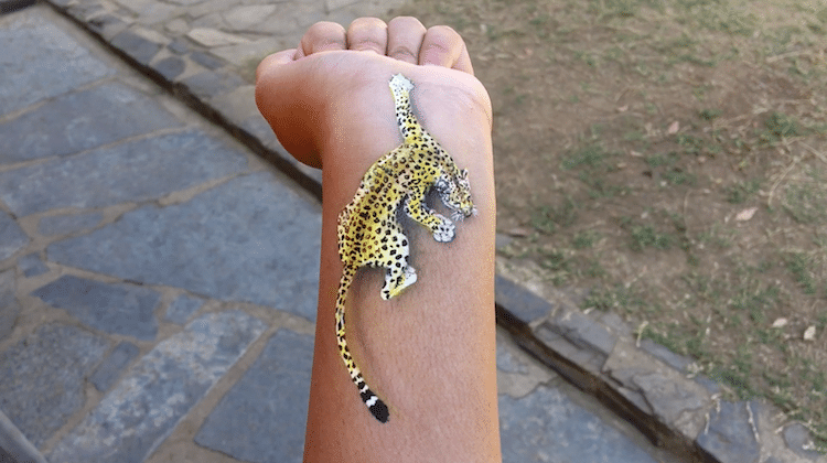 Des illusions 3D dans la main par Iantha Naicker Des illusions 3D dans la main par Iantha Naicker 14 Des-illusions-3D-dans-la-main-par-Iantha-Naicker-14