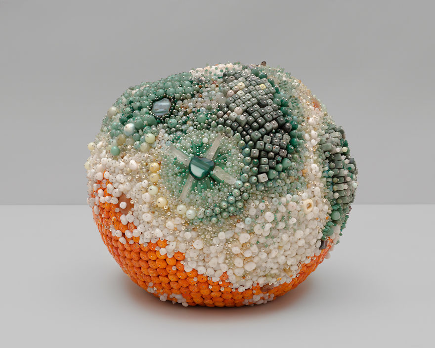 Des sculptures de fruits moisis en pierres précieuses par Kathleen Ryan Des sculptures de fruits moisis en pierres precieuses par Kathleen Ryan 10 Des-sculptures-de-fruits-moisis-en-pierres-precieuses-par-Kathleen-Ryan-10
