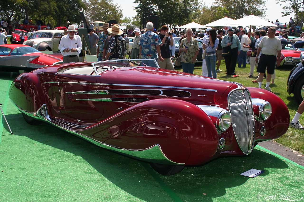 Cabriolet Delahaye Type 165 rouge vu de trois quarts avant Cabriolet Delahaye Type 165 rouge vu de trois quarts avant