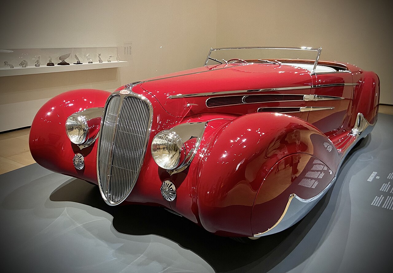 Delahaye Type 165 vue de trois quarts avant avec sa grande calandre chromée Delahaye Type 165 vue de trois quarts avant avec sa grande calandre chromée