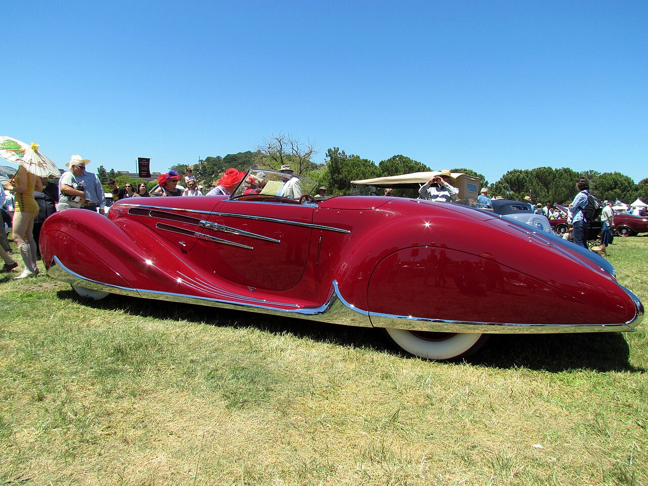 Vue de profil de la Delahaye Type 165 et de ses roues carénées Vue de profil de la Delahaye Type 165 et de ses roues carénées