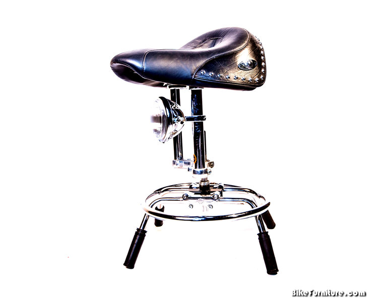 Des tables, chaises et autres fauteuils en recyclage de motos et vélos par Andy Gregg Des tables chaises et autres fauteuils en recyclage de motos et velos par Andy Gregg 3 Des-tables-chaises-et-autres-fauteuils-en-recyclage-de-motos-et-velos-par-Andy-Gregg-3