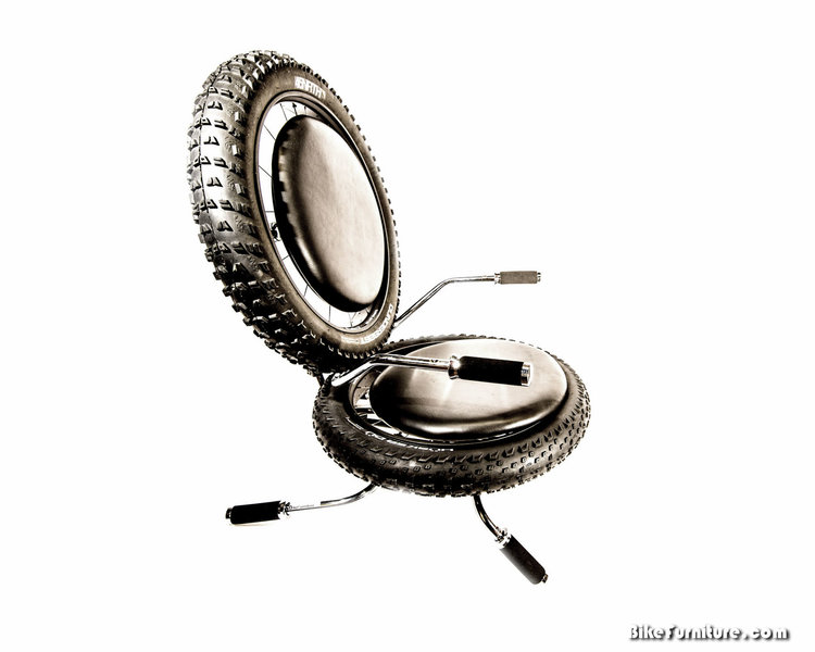 Des tables, chaises et autres fauteuils en recyclage de motos et vélos par Andy Gregg Des tables chaises et autres fauteuils en recyclage de motos et velos par Andy Gregg 7 Des-tables-chaises-et-autres-fauteuils-en-recyclage-de-motos-et-velos-par-Andy-Gregg-7