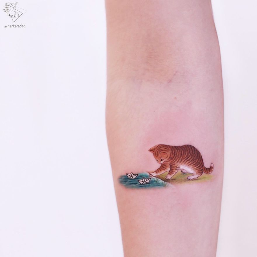 Les tatouages minimalistes et colorés de Ayhan Karadag Les tatouages minimalistes et colores de Ayhan Karadag 16 Les-tatouages-minimalistes-et-colores-de-Ayhan-Karadag-16