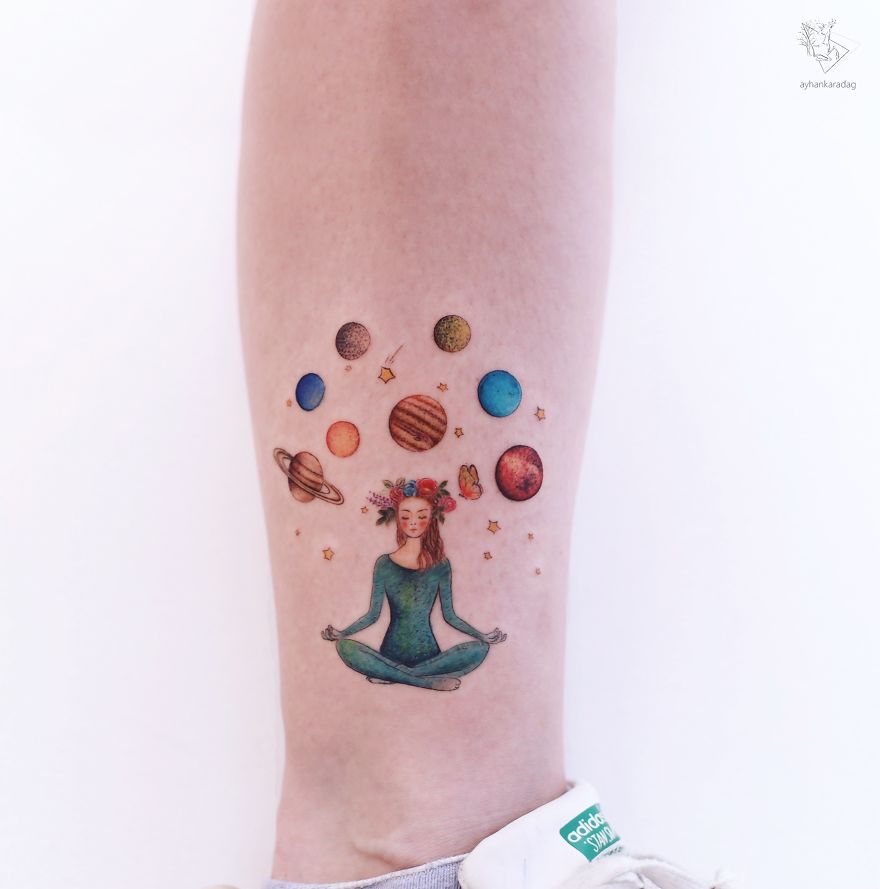 Les tatouages minimalistes et colorés de Ayhan Karadag Les tatouages minimalistes et colores de Ayhan Karadag 20 Les-tatouages-minimalistes-et-colores-de-Ayhan-Karadag-20