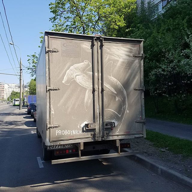 street art: des dessins dans la crasse des camions par Nikita Golubev street art des dessins dans la crasse des camions par Nikita Golubev 3 street-art-des-dessins-dans-la-crasse-des-camions-par-Nikita-Golubev-3