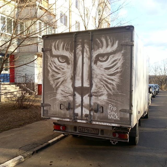 street art: des dessins dans la crasse des camions par Nikita Golubev street art des dessins dans la crasse des camions par Nikita Golubev 8 street-art-des-dessins-dans-la-crasse-des-camions-par-Nikita-Golubev-8