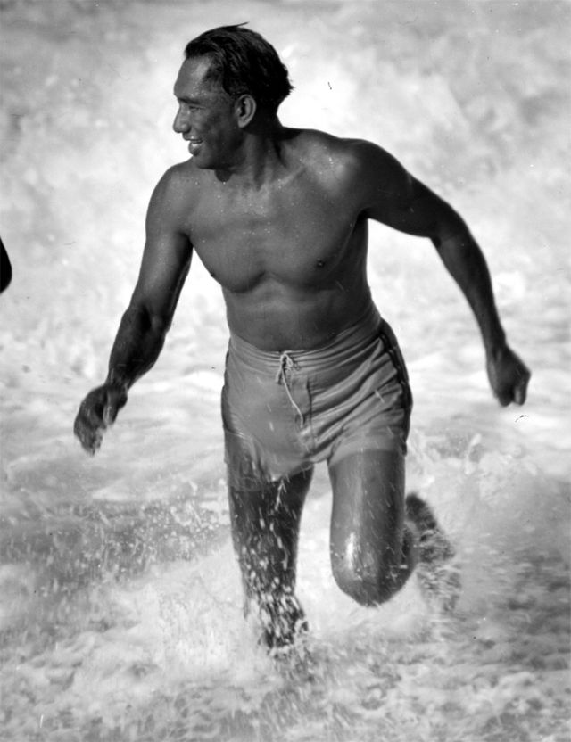 Duke Kahanamoku - un nageur devenu un des pères du surf Duke Kahanamoku un nageur devenu un des peres du surf 11 Duke-Kahanamoku-un-nageur-devenu-un-des-peres-du-surf-11