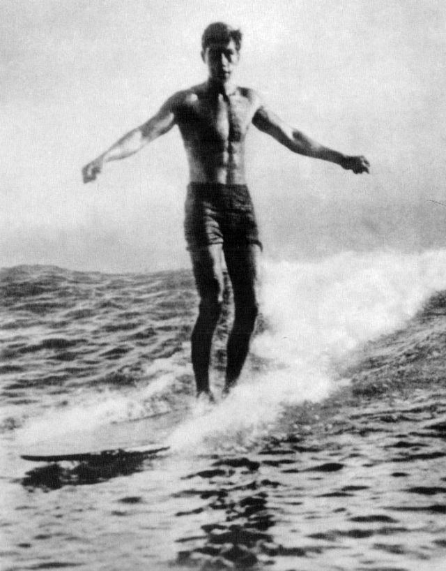 Duke Kahanamoku - un nageur devenu un des pères du surf Duke Kahanamoku un nageur devenu un des peres du surf 15 Duke-Kahanamoku-un-nageur-devenu-un-des-peres-du-surf-15