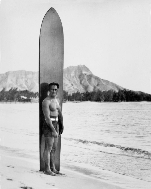 Duke Kahanamoku - un nageur devenu un des pères du surf Duke Kahanamoku un nageur devenu un des peres du surf 3 Duke-Kahanamoku-un-nageur-devenu-un-des-peres-du-surf-3