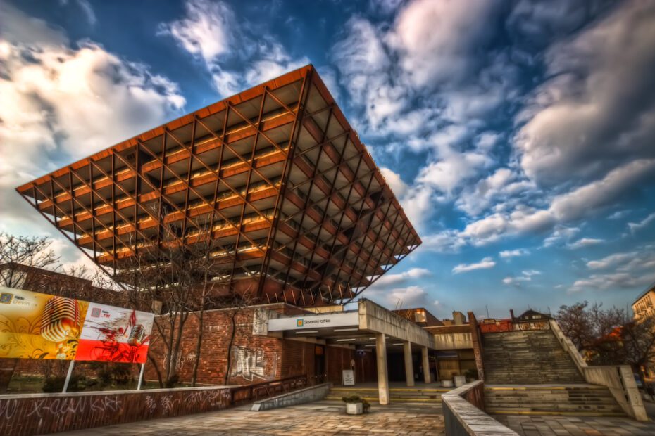 La pyramide inversée de Bratislava, l’étrange immeuble de la radio slovaque L etrange immeuble de la radio slovaque en forme de pyramide inversee 1 L etrange immeuble de la radio slovaque en forme de pyramide inversee 1