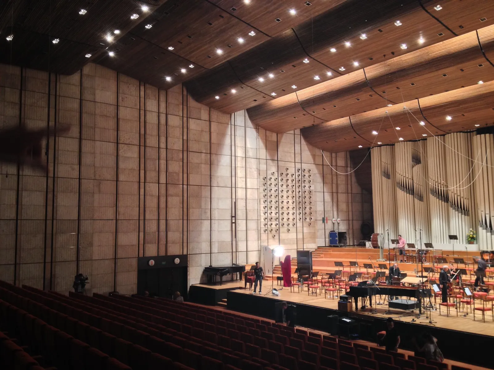 L etrange immeuble de la radio slovaque en forme de pyramide inversee 11 salle de concert L etrange immeuble de la radio slovaque en forme de pyramide inversee 11 salle de concert