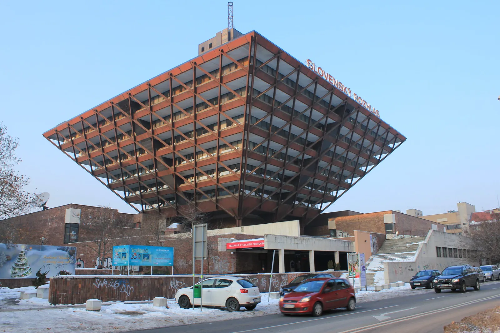 L etrange immeuble de la radio slovaque en forme de pyramide inversee 2 L etrange immeuble de la radio slovaque en forme de pyramide inversee 2