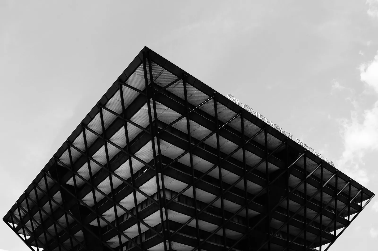 L etrange immeuble de la radio slovaque en forme de pyramide inversee 3 L etrange immeuble de la radio slovaque en forme de pyramide inversee 3