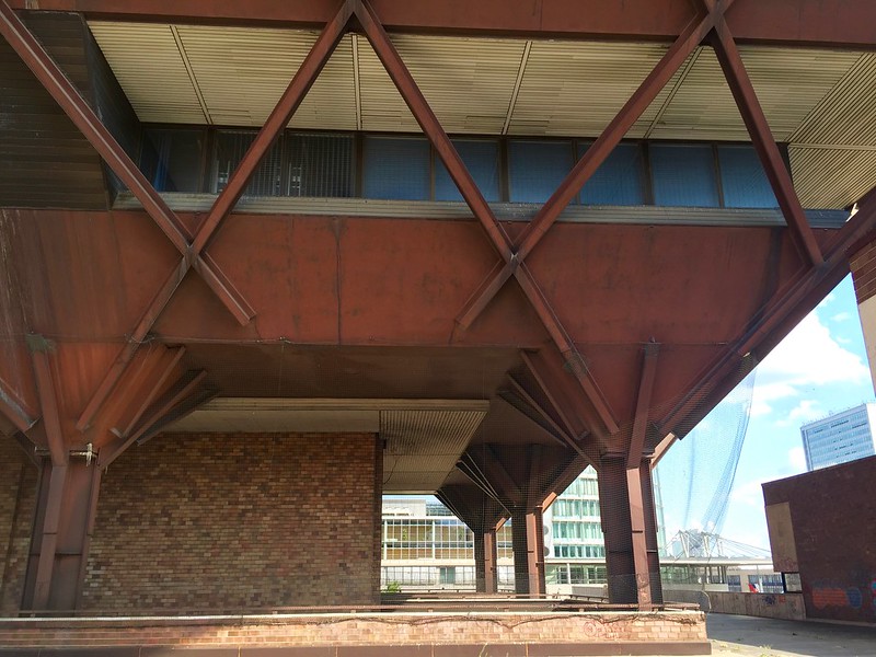 L'étrange immeuble de la radio slovaque en forme de pyramide inversée L etrange immeuble de la radio slovaque en forme de pyramide inversee 4 L-etrange-immeuble-de-la-radio-slovaque-en-forme-de-pyramide-inversee-4