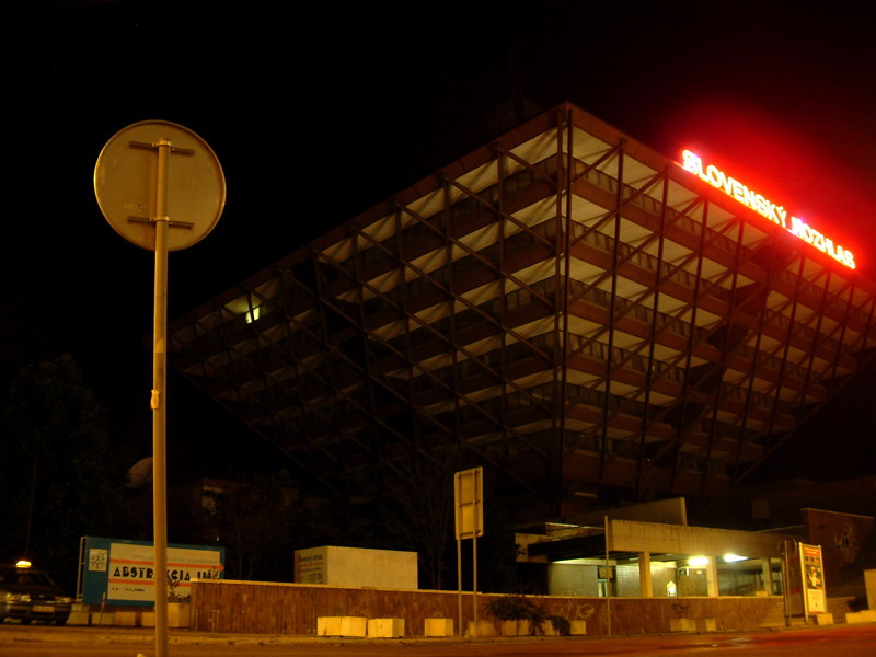 L'étrange immeuble de la radio slovaque en forme de pyramide inversée L etrange immeuble de la radio slovaque en forme de pyramide inversee 5 L-etrange-immeuble-de-la-radio-slovaque-en-forme-de-pyramide-inversee-5