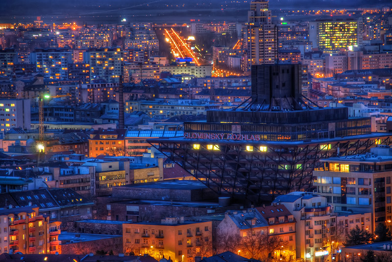 L'étrange immeuble de la radio slovaque en forme de pyramide inversée L etrange immeuble de la radio slovaque en forme de pyramide inversee 6 L-etrange-immeuble-de-la-radio-slovaque-en-forme-de-pyramide-inversee-6
