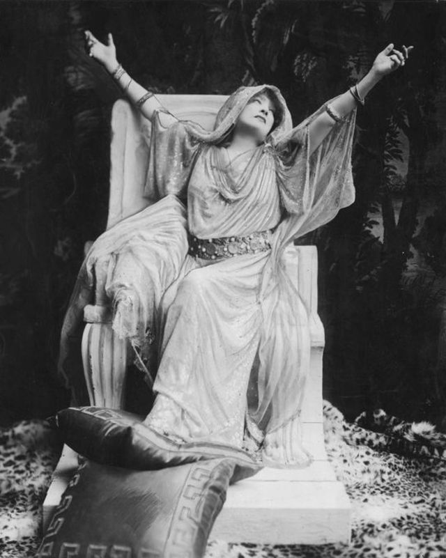 Portraits de Sarah Bernhardt, fantasque et fantastique actrice du 19eme et 20eme siècles Portraits de Sarah Bernhardt fantasque et fantastique actrice du 19eme et 20eme siècles Sara Marie Henriette Bernhardt 5 Portraits-de-Sarah-Bernhardt-fantasque-et-fantastique-actrice-du-19eme-et-20eme-siècles-Sara-Marie-Henriette-Bernhardt-5