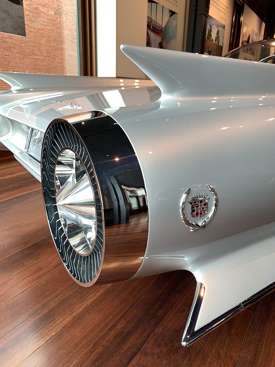 Arrière de la Cadillac Cyclone XP-74 avec ses feux inspirés de réacteurs Arrière de la Cadillac Cyclone XP-74 avec ses feux inspirés de réacteurs