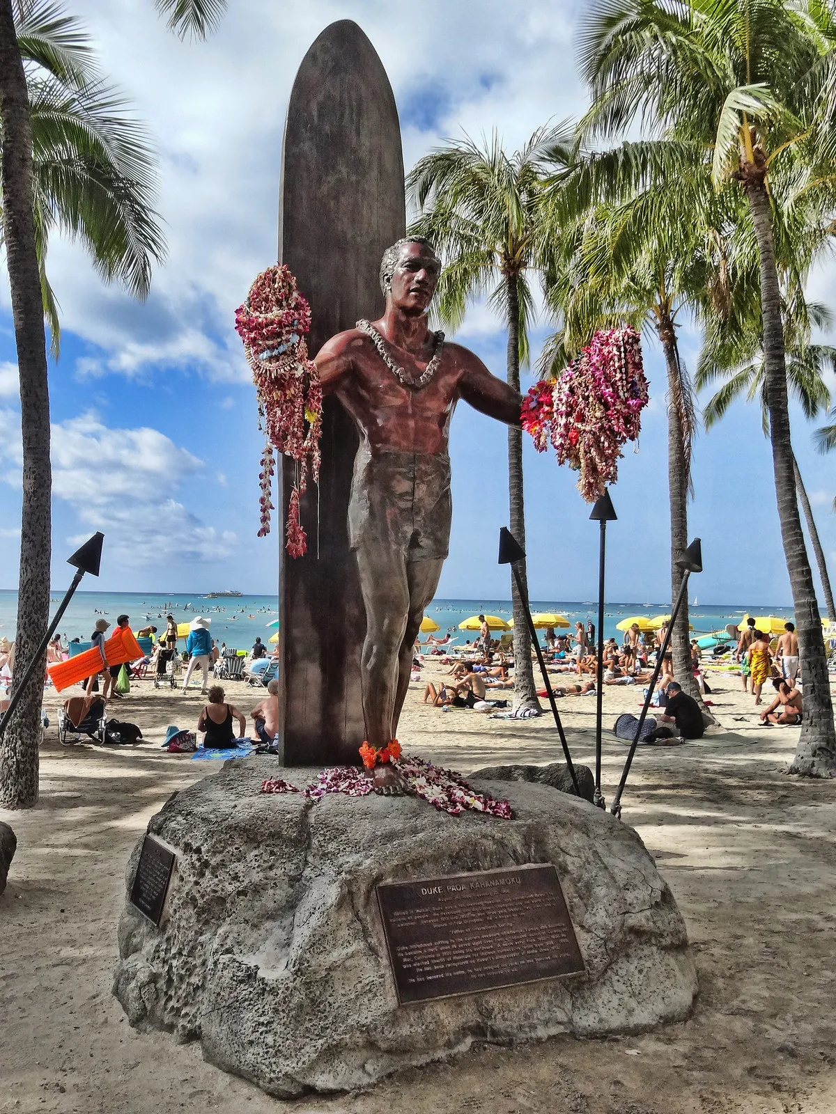 statue de duke kahanamoku a waikiki statue de Duke Kahanamoku sur la plage de Waikiki
