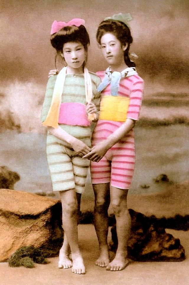 40 photos colorisées de Maiko et Geisha en maillot de bain au début du XXe siècle 40 photos colorisees de Maiko et Geisha en maillot de bain au debut du XXe siecle 10 40-photos-colorisees-de-Maiko-et-Geisha-en-maillot-de-bain-au-debut-du-XXe-siecle-10