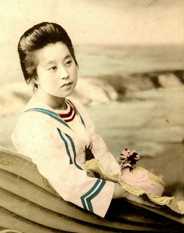 40 photos colorisées de Maiko et Geisha en maillot de bain au début du XXe siècle 40 photos colorisees de Maiko et Geisha en maillot de bain au debut du XXe siecle 12 40-photos-colorisees-de-Maiko-et-Geisha-en-maillot-de-bain-au-debut-du-XXe-siecle-12