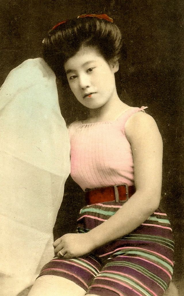 40 photos colorisées de Maiko et Geisha en maillot de bain au début du XXe siècle 40 photos colorisees de Maiko et Geisha en maillot de bain au debut du XXe siecle 13 40-photos-colorisees-de-Maiko-et-Geisha-en-maillot-de-bain-au-debut-du-XXe-siecle-13
