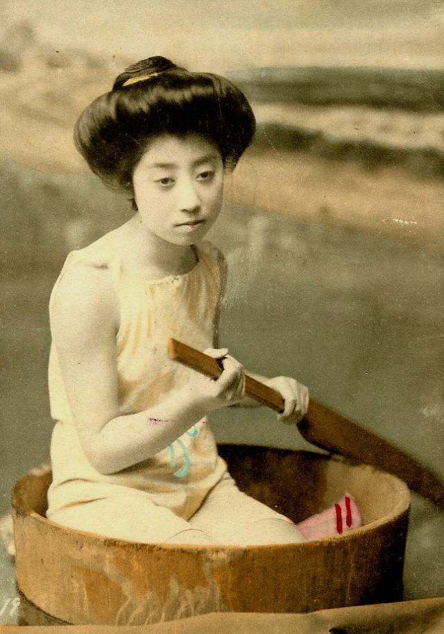 40 photos colorisées de Maiko et Geisha en maillot de bain au début du XXe siècle 40 photos colorisees de Maiko et Geisha en maillot de bain au debut du XXe siecle 15 40-photos-colorisees-de-Maiko-et-Geisha-en-maillot-de-bain-au-debut-du-XXe-siecle-15