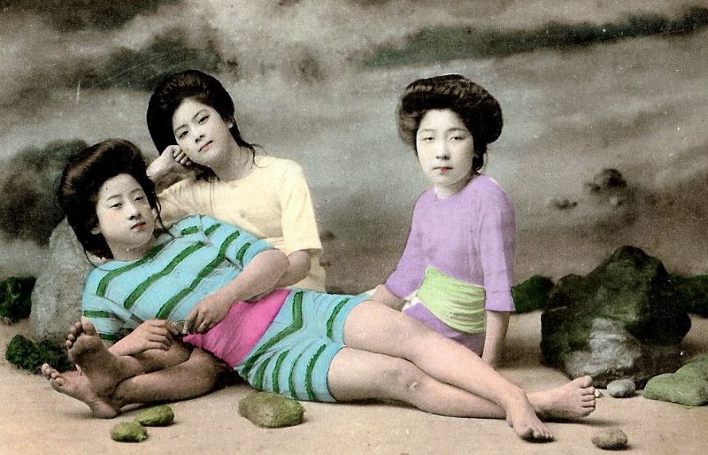 40 photos colorisées de Maiko et Geisha en maillot de bain au début du XXe siècle 40 photos colorisees de Maiko et Geisha en maillot de bain au debut du XXe siecle4 40-photos-colorisees-de-Maiko-et-Geisha-en-maillot-de-bain-au-debut-du-XXe-siecle4