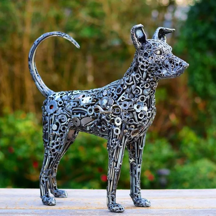 De nouvelles sculptures en assemblage de pieces metalliques recyclage Brian Mock 1 sculpture de chien en ferraille recyclée avec détails de vis et de chaînes