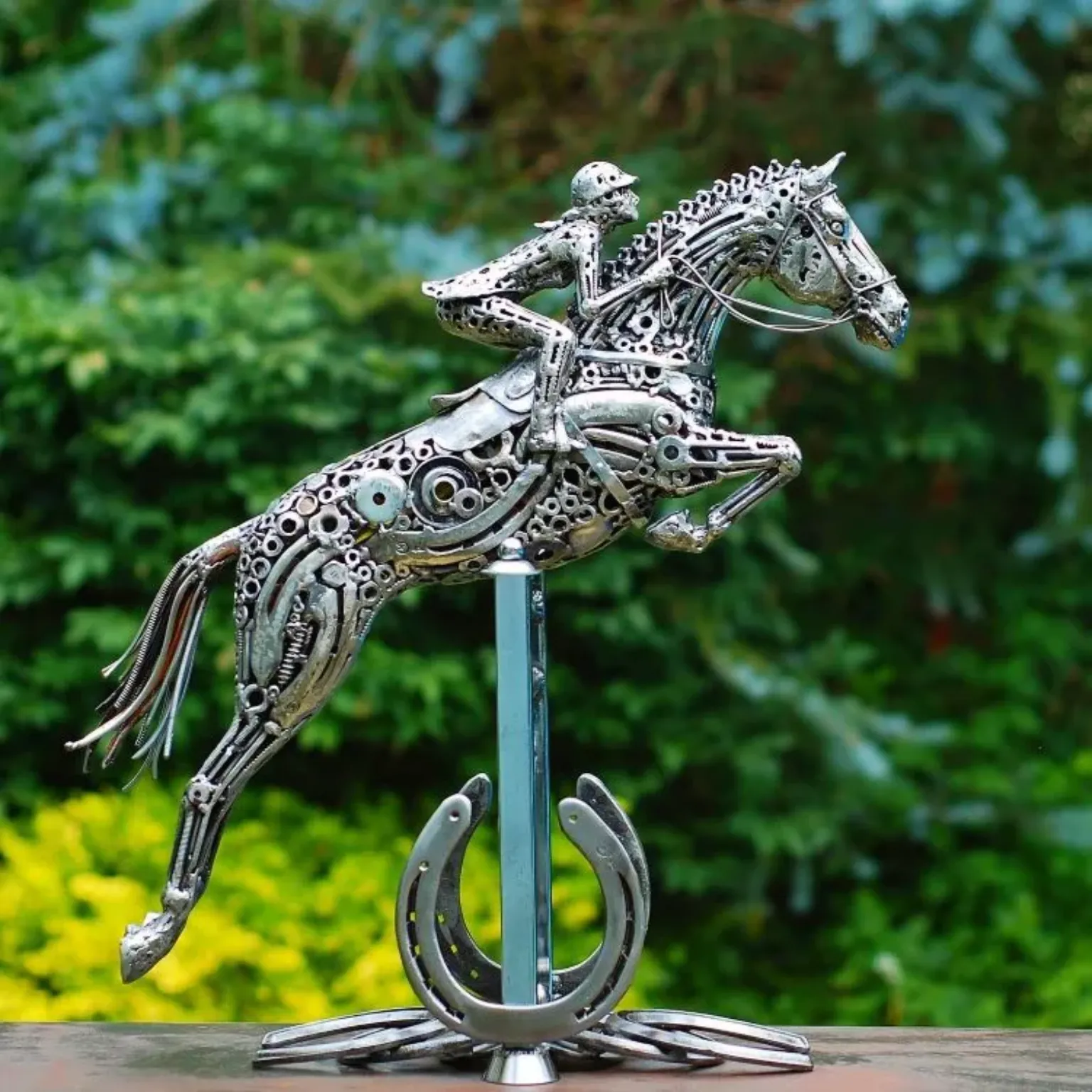 De nouvelles sculptures en assemblage de pieces metalliques recyclage Brian Mock 118 jockey sur son cheval en ferraille recyclée par Brian Mock