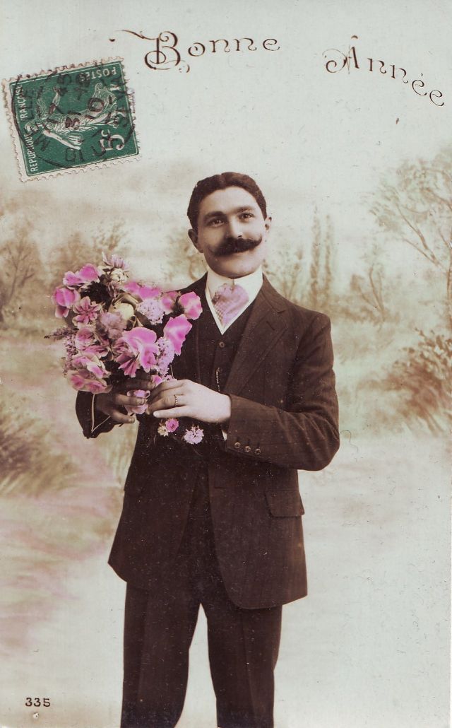 Des moustachus avec des fleurs dans les cartes postales de la belle époque Des moustachus avec des fleurs dans les cartes postales de la belle epoque 5 Des-moustachus-avec-des-fleurs-dans-les-cartes-postales-de-la-belle-epoque-5