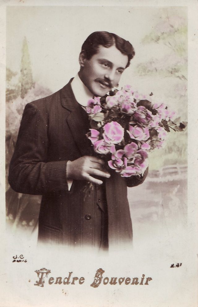 Des moustachus avec des fleurs dans les cartes postales de la belle époque Des moustachus avec des fleurs dans les cartes postales de la belle epoque 7 Des-moustachus-avec-des-fleurs-dans-les-cartes-postales-de-la-belle-epoque-7