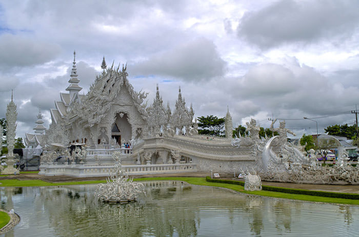 30 des plus beaux temples d'Asie à visiter Les 30 plus beaux temples d Asie a visiter 25 Wat Rong Khun temple blanc Les-30-plus-beaux-temples-d-Asie-a-visiter-25-Wat-Rong-Khun-temple-blanc