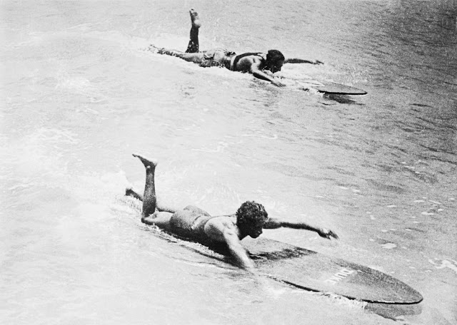 Quelques images vintage de surfeurs début du XXeme siècle Quelques images vintage de surfeurs debut du XXeme siecle 3 Quelques-images-vintage-de-surfeurs-debut-du-XXeme-siecle-3